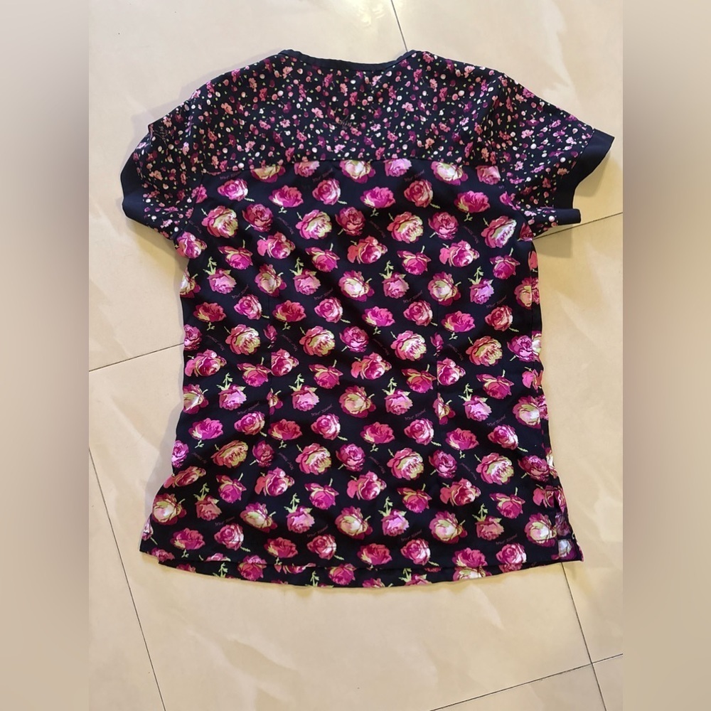 Betsey Johnson floral skull scrubs top sz XS medical pocket health - Picture 2 of 11